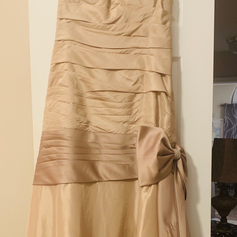 Beautiful Ladies Formal Evening Gown.